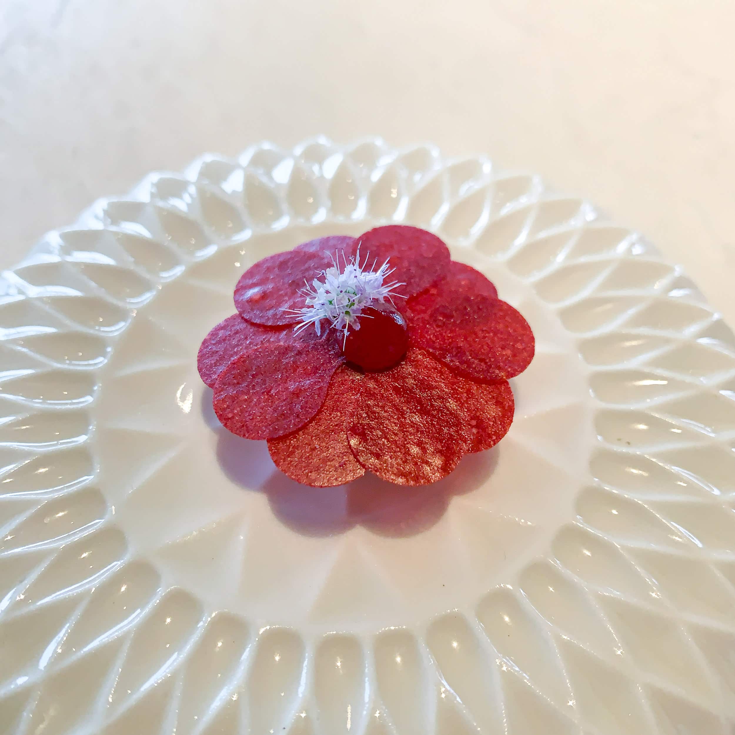 Marshmallow with rosehip and dried strawberries