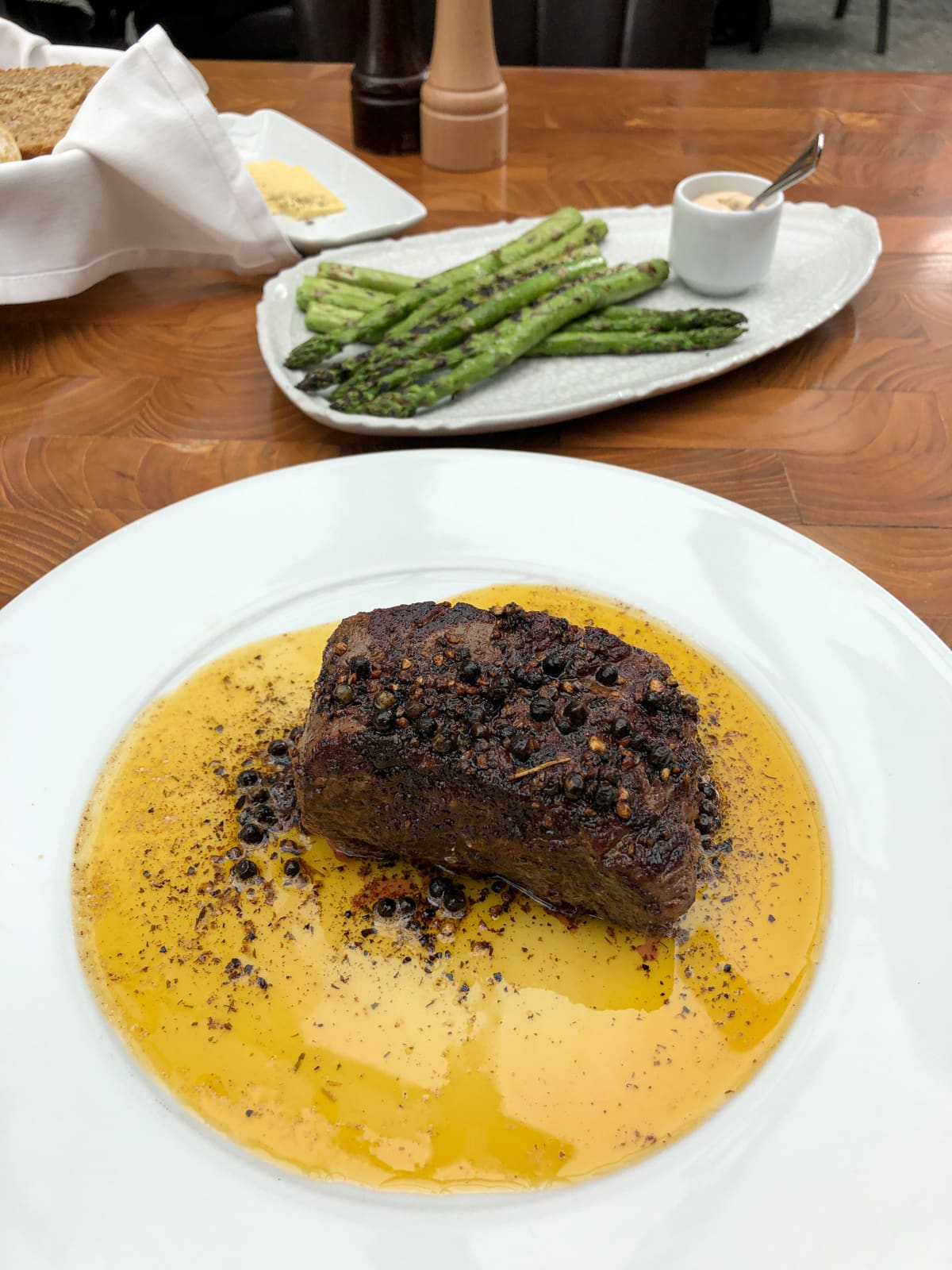 Memo style beef filet with asparagus