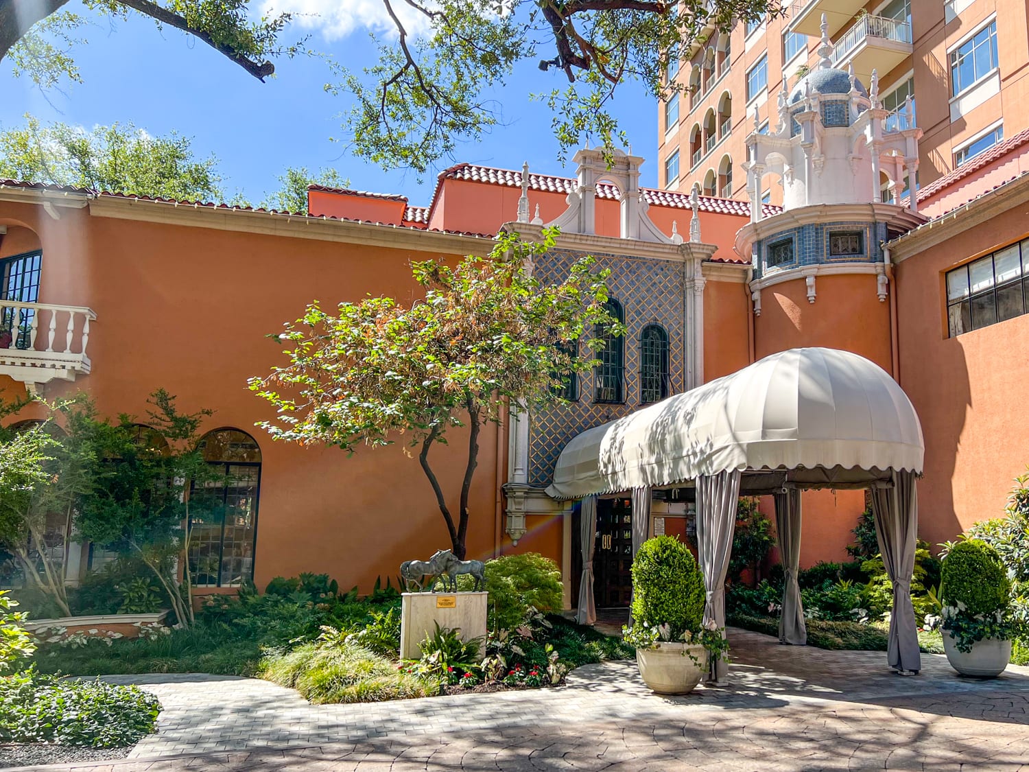 The Mansion Restaurant entrance is the facade of the 1925 King estate