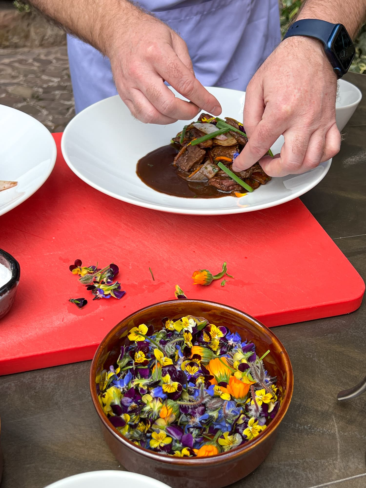 Dave adds flower garnishes to the lomo saltado (photo by Kelly Lemons)