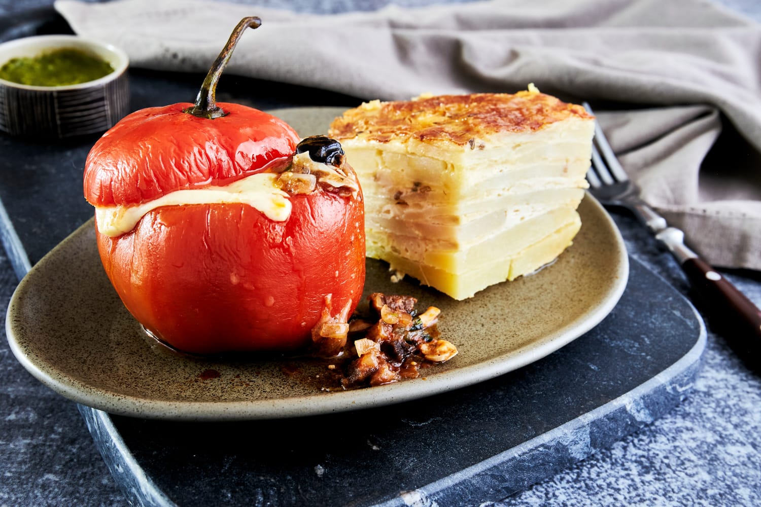 Rocoto Relleno with potato au gratin (photo: Max, Adobe Stock)