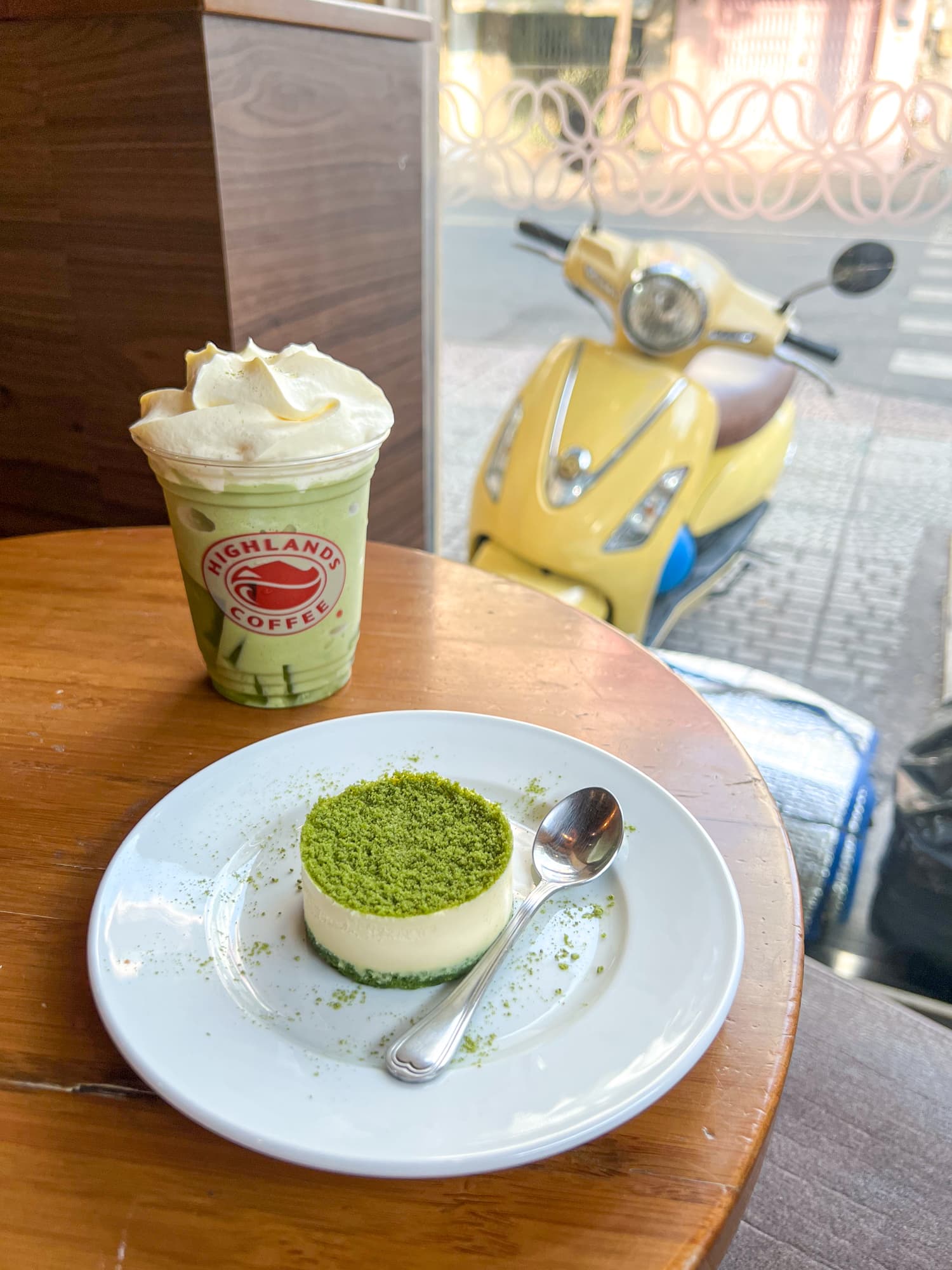 Green matcha freeze and cake at Highlands Coffee