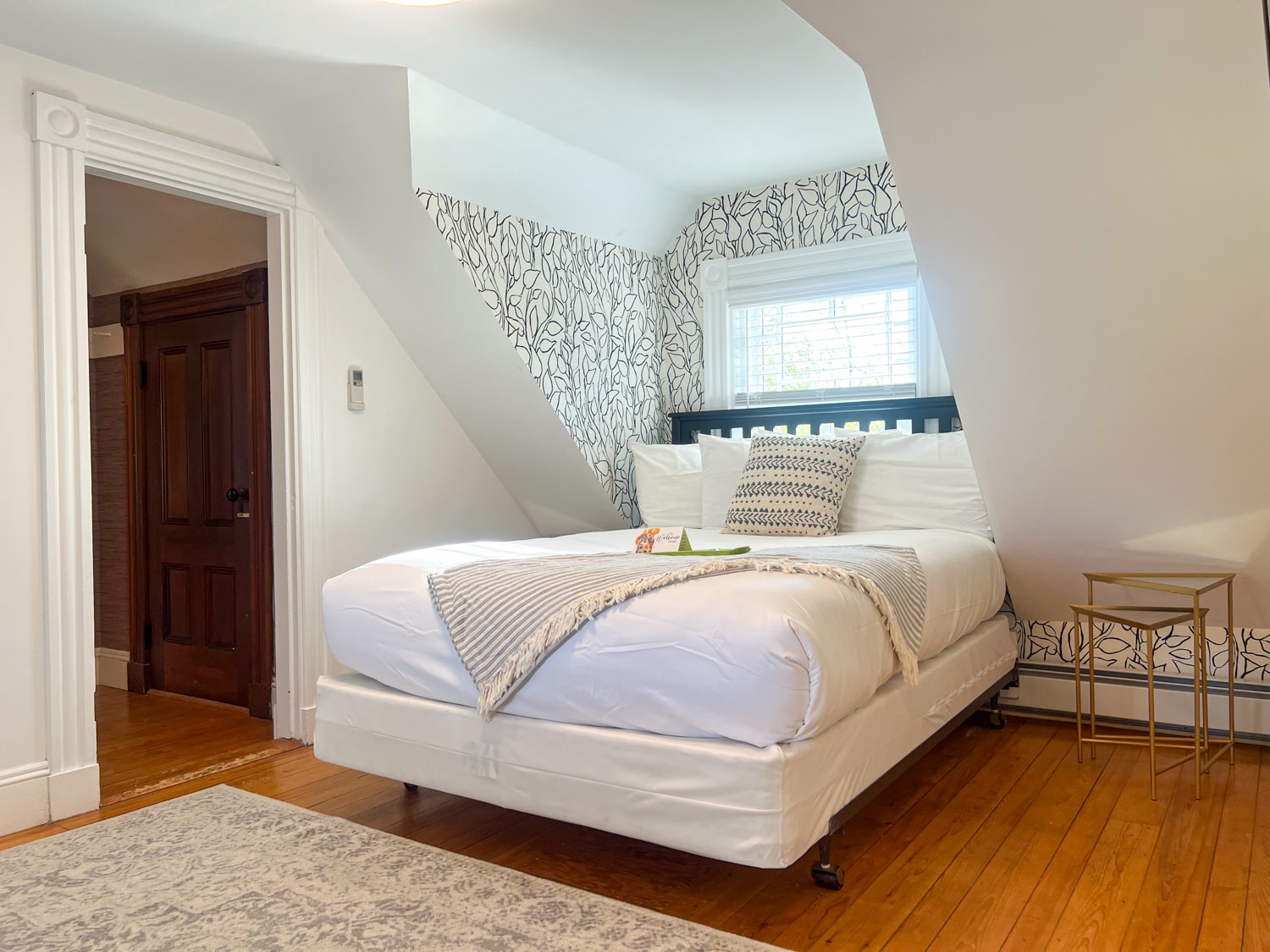 Third-floor room in the Boscobel Cottage