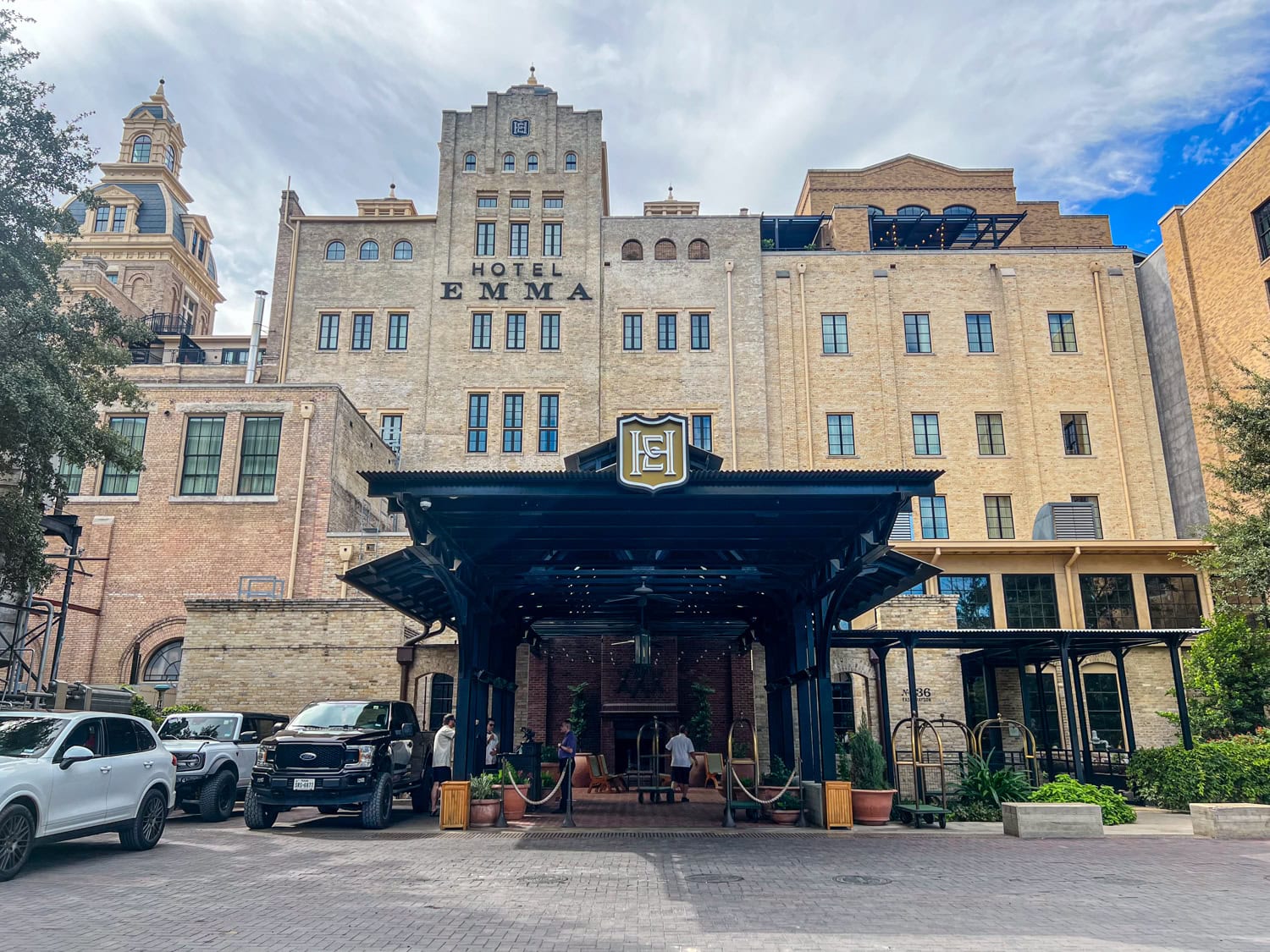 Main entrance and valet at the Hotel Emma.