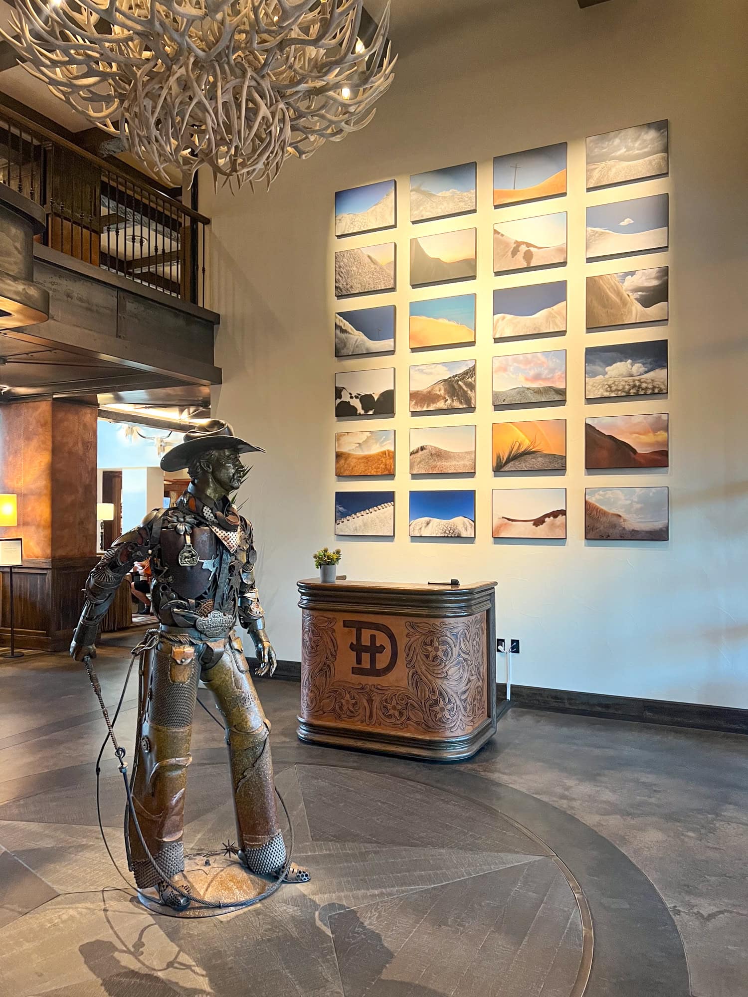 A life-size metal drover sculpture by artist John Lopez greets guests in the lobby.