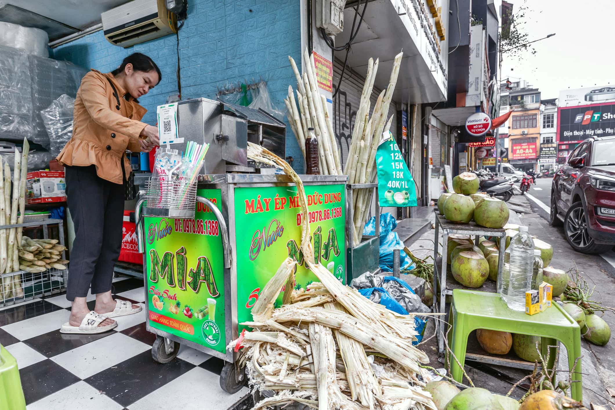 A Vietnamese sugarcane juice vendor pressing fresh nuoc mia in Hanoi (photo: iStock).